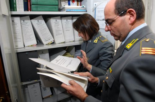 AGENTI GDF GUARDIA DI FINANZA FIAMME GIALLE CONTROLLO FALDONI DOCUMENTI CARTE ARCHIVIO