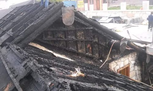 malga-roccolo-dopo-lincendio-particolare-del-tetto
