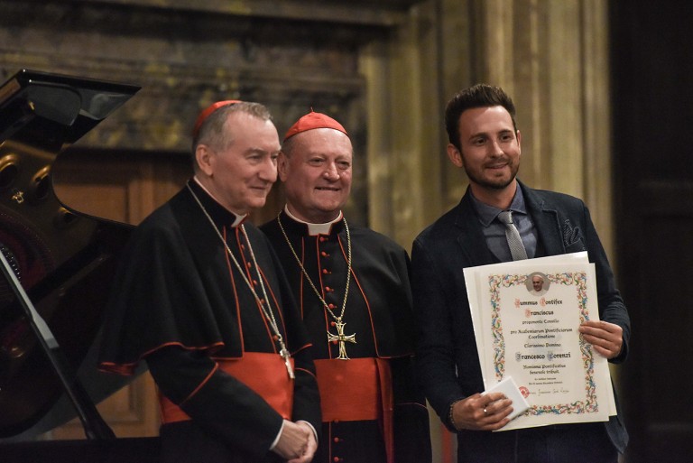 Francesco-Lorenzi-riceve-la-Medaglia-pontificia-Papa-Francesco-768x513