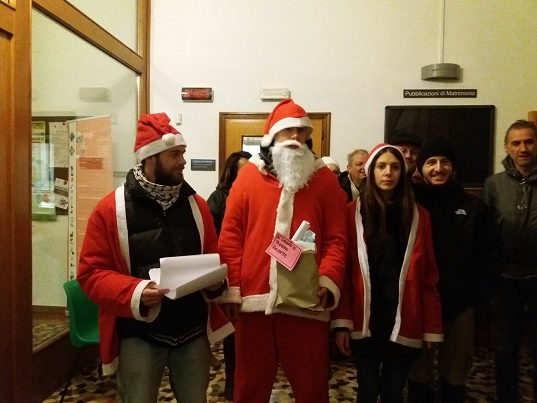 piovene - regalo natale x sindaco da salviamo la valdastico 2