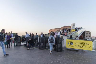 Sono stati installati a Venezia i primi tornelli in metallo che serviranno da questo week end per fermare e deviare i turisti nel caso di eccessivo afflusso, 27 aprile 2018. Sarà la polizia municipale, in base all'ordinanza del sindaco, a decidere quando scatterà il blocco: i tornelli - uno vicino al Ponte di Calatrava, l'altro all'imbocco di lista di Spagna - daranno sempre via libera ai residenti, si chiuderanno invece per i turisti diretti a San Marco o Rialto, che verranno deviati su itinerari alternativi. ANSA/RICCARDO GREGOLIN