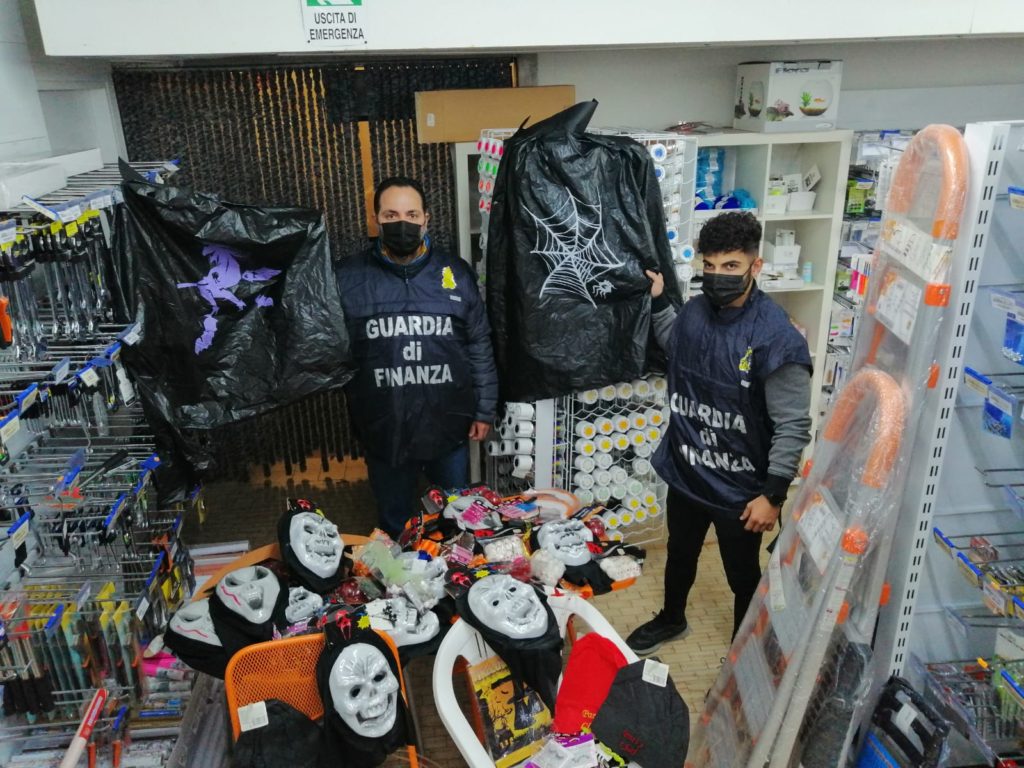 Schio. “1.800 prodotti non sicuri pronti per Halloween”. Multa per i  gestori cinesi - AltoVicentinOnline Schio. “1.800 prodotti non sicuri  pronti per Halloween”. Sequestro e multa per i gestori cinesi