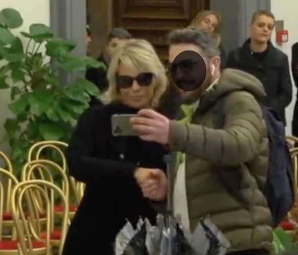 A degradação moral de quem exige selfies de Maria De Filippi na funerária de Maurizio Costanzo