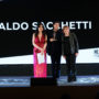 La vice preside dell’A.M.IACI Mattia Morasca premia Aldo Sacchetti