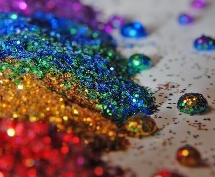 Stop alla vendita di glitter e scrub dal 15 ottobre: la guerra dell'UE  contro le microplastiche