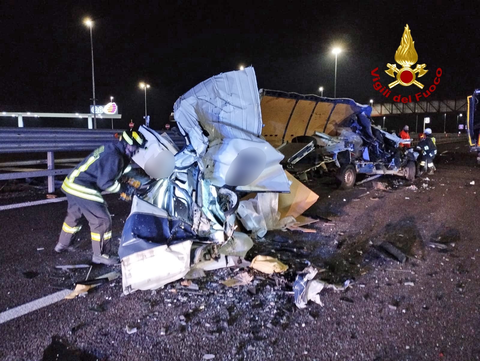 Schianto pauroso nella notte in Pedemontana tra tir e furgone: 1 ferito ...