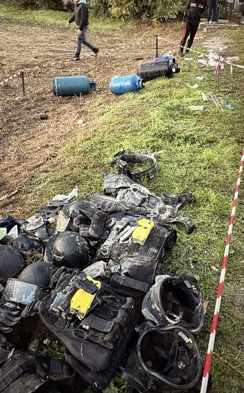 Tre bombole del gas tra gli oggetti recuperati dal casolare esploso