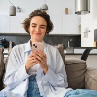 Dal bar allo schermo: come è cambiato il modo di divertirsi