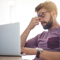 Stai spesso davanti allo schermo? Ecco cosa succede ai tuoi occhi e quando intervenire