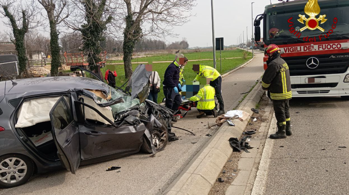 Santorso. Frontale tra auto e camion, miracolata una donna ...